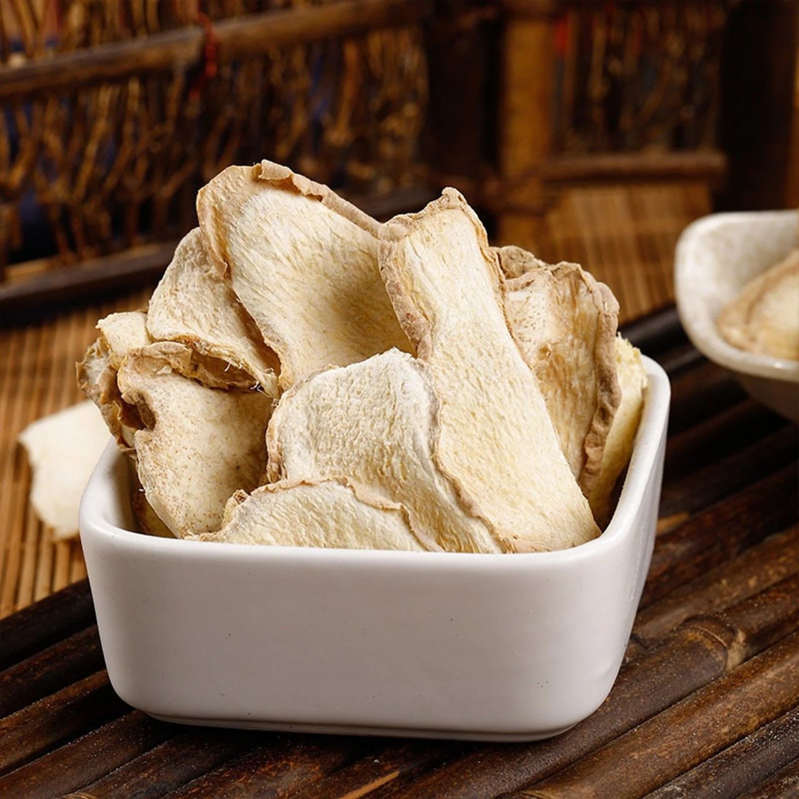 dry ginger slice , flakes